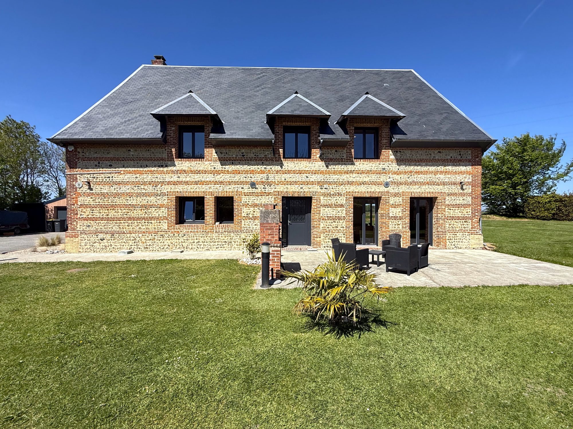 Exclusivité – Maison brique et silex 171m2 – Rolleville