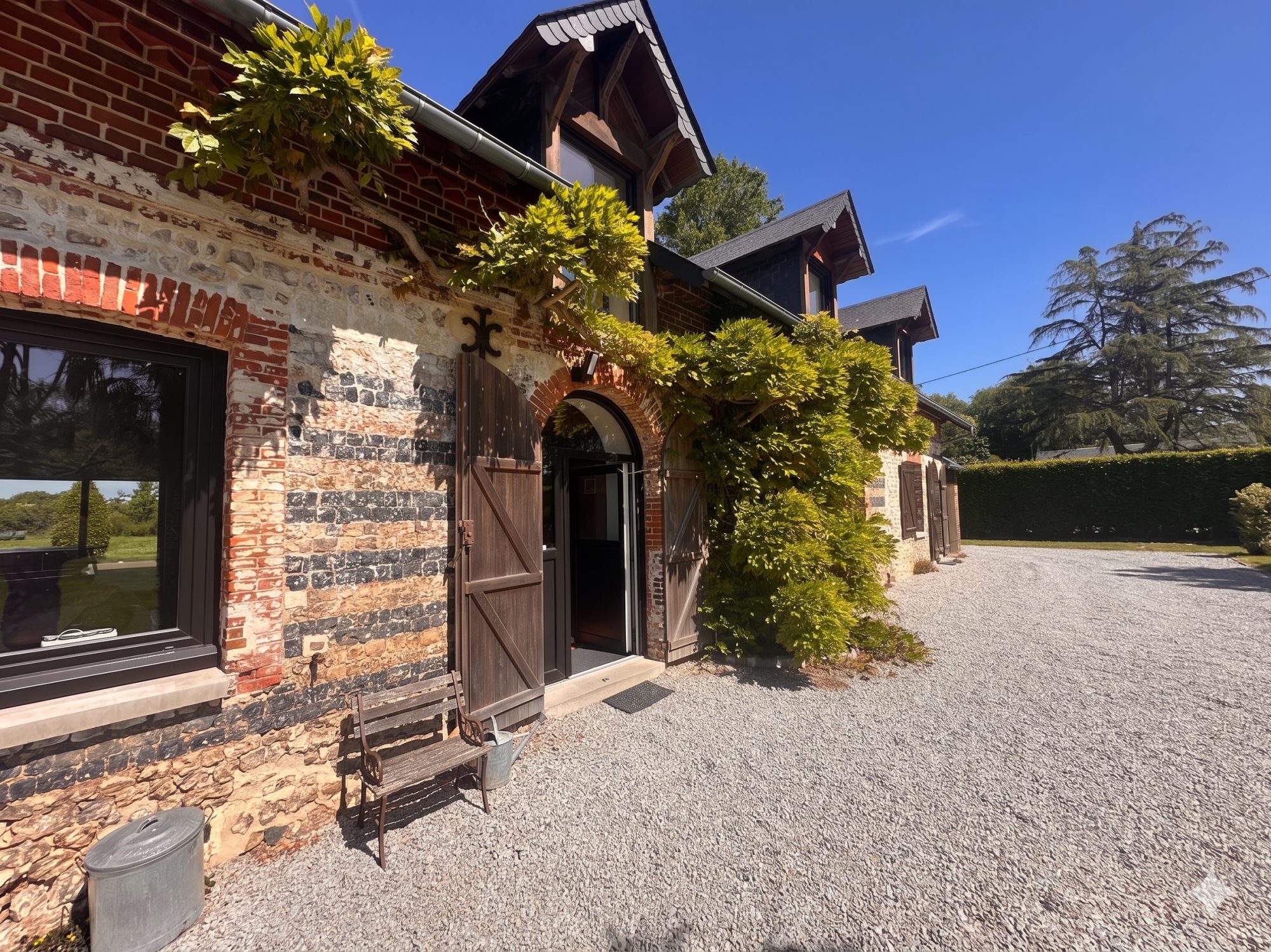 LONGÈRE BRIQUE ET SILEX 281 M² – TERRAIN 4 026 M² – 7 CHAMBRES – CALME – CRIQUETOT L’ESNEVAL