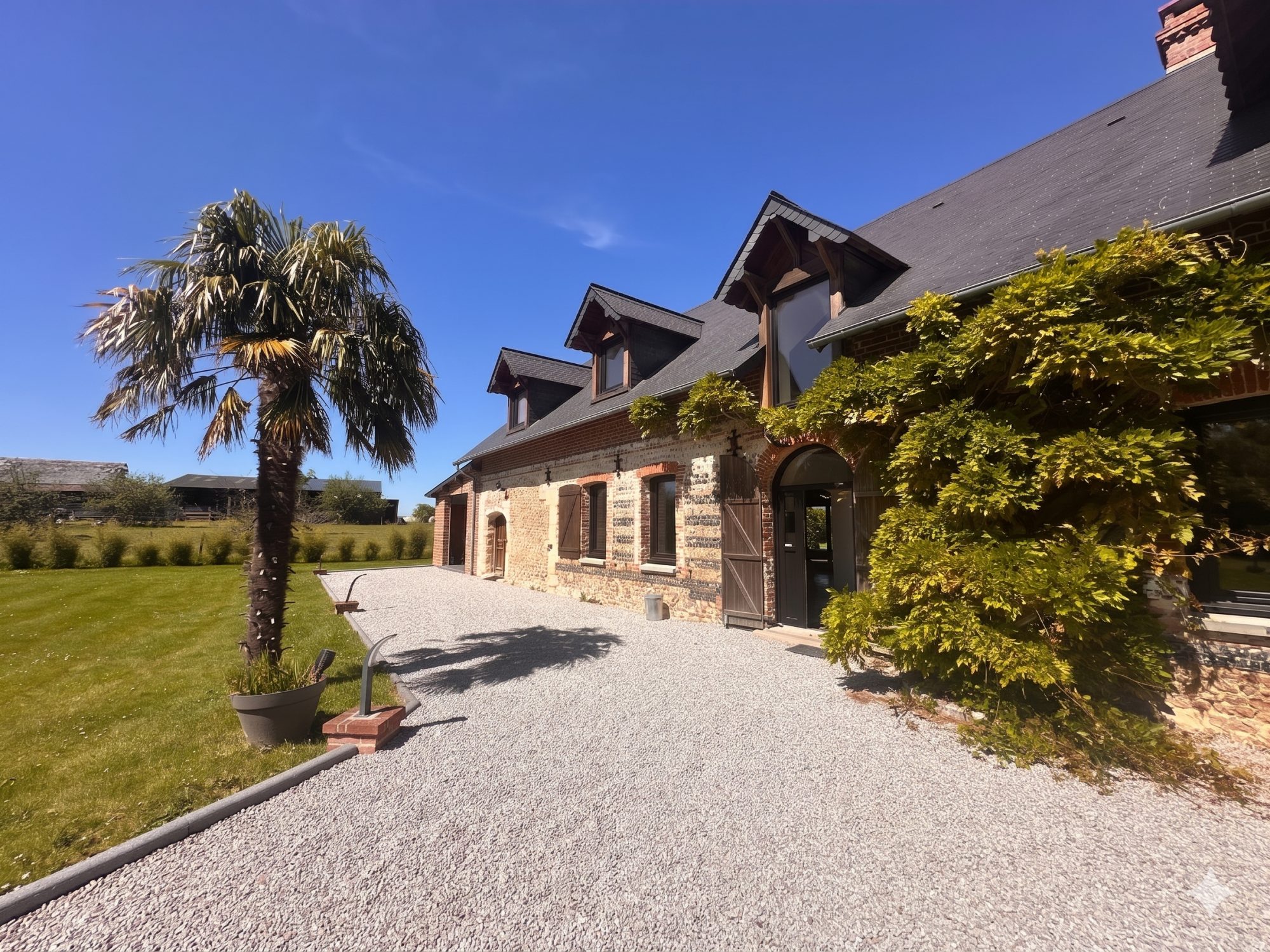 LONGÈRE BRIQUE ET SILEX 281 M² – TERRAIN 4 026 M² – 7 CHAMBRES – CALME – CRIQUETOT L’ESNEVAL