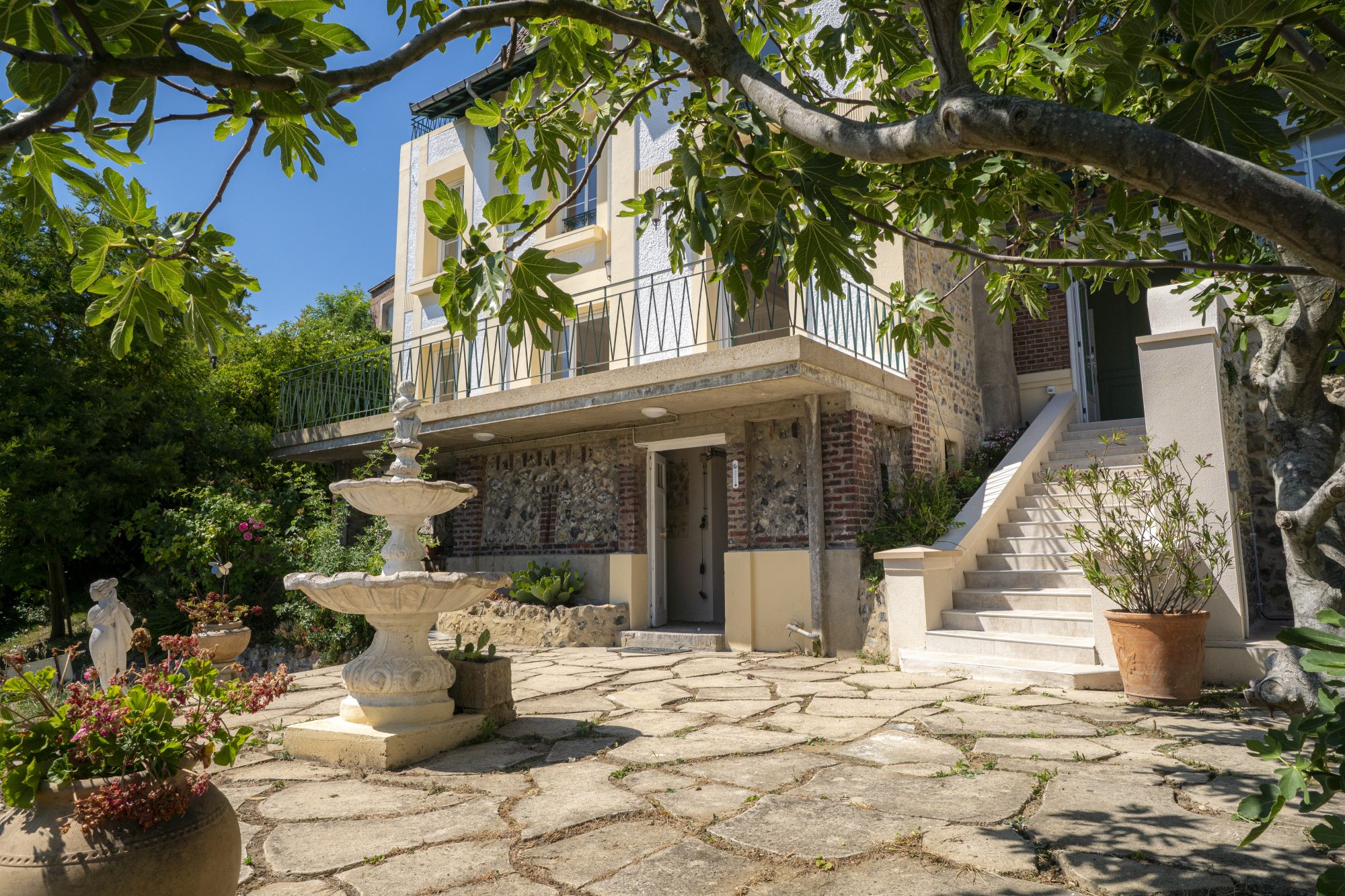 VILLA DES TERRASSES – 223 M2 – 6 CHAMBRES – VUE DEGAGEE – TERRASSES – JARDIN